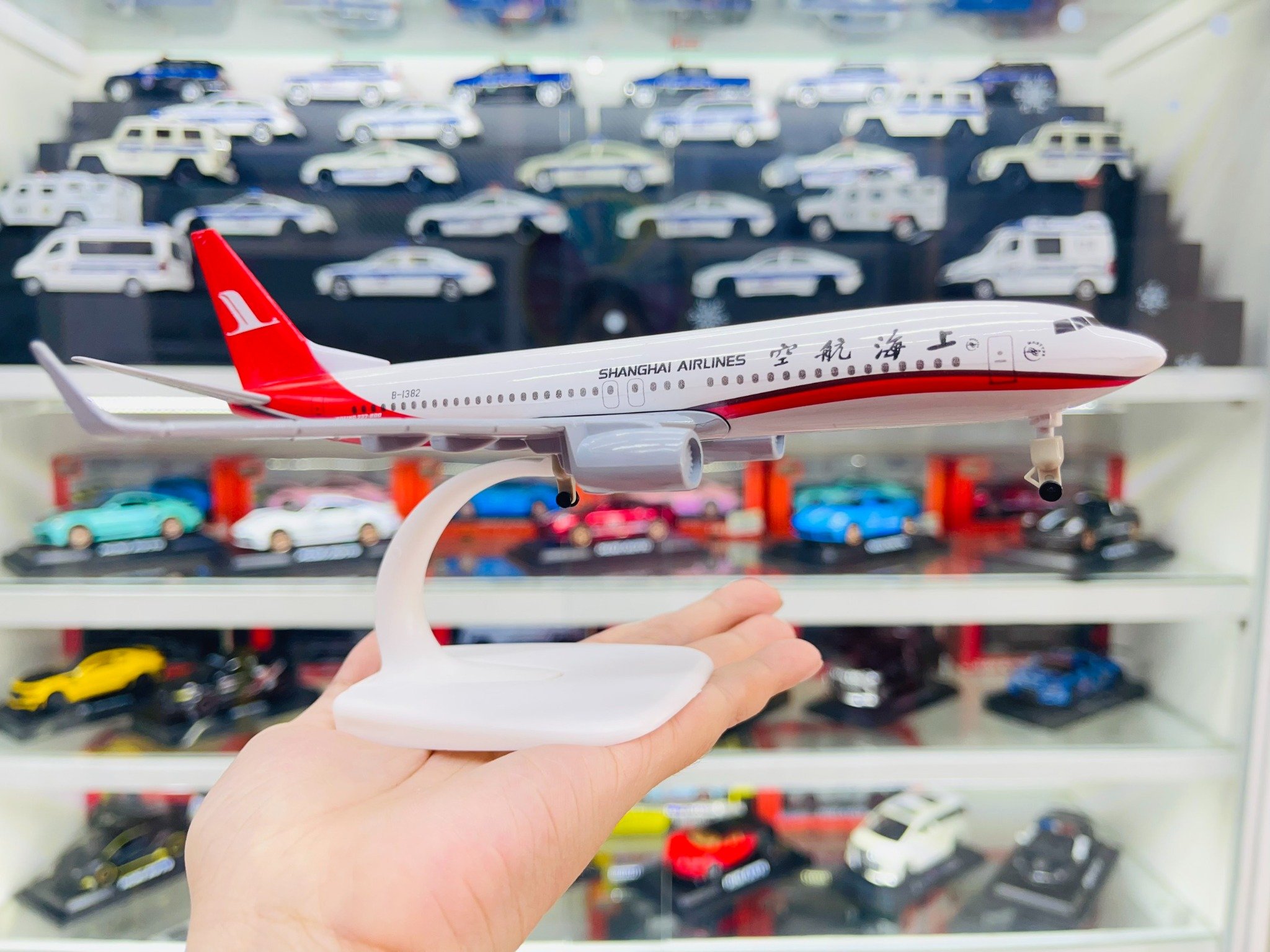  Mô hình máy bay China Shanghai Airlines Boeing B737 có bánh xe 20cm MB20038 