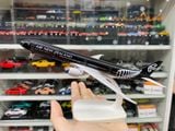  Mô hình máy bay Air New Zealand Boeing B777 có bánh xe 20cm MB20043 