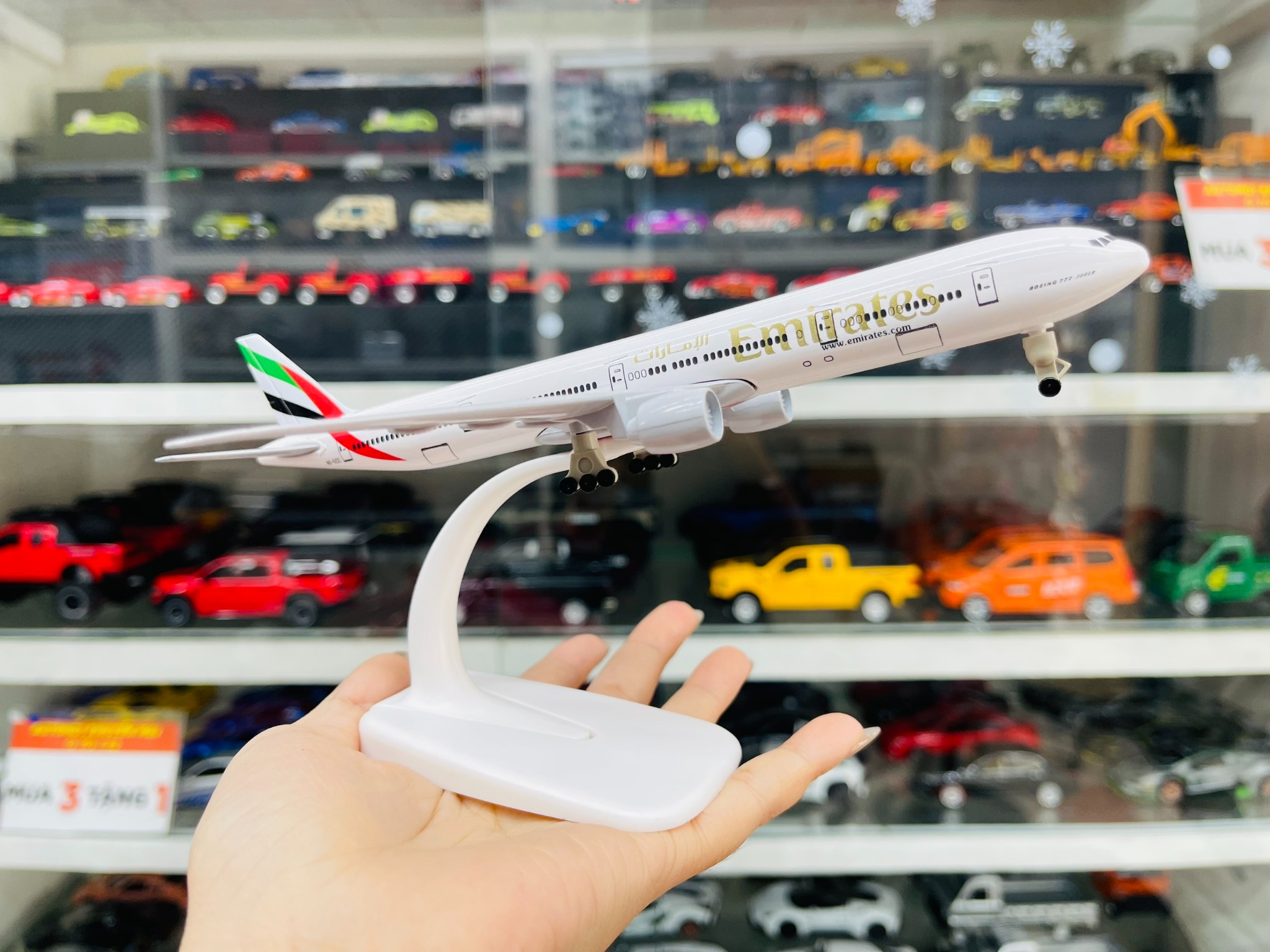  Mô hình máy bay Emirates Boeing B777 có bánh xe 20cm MB20046 