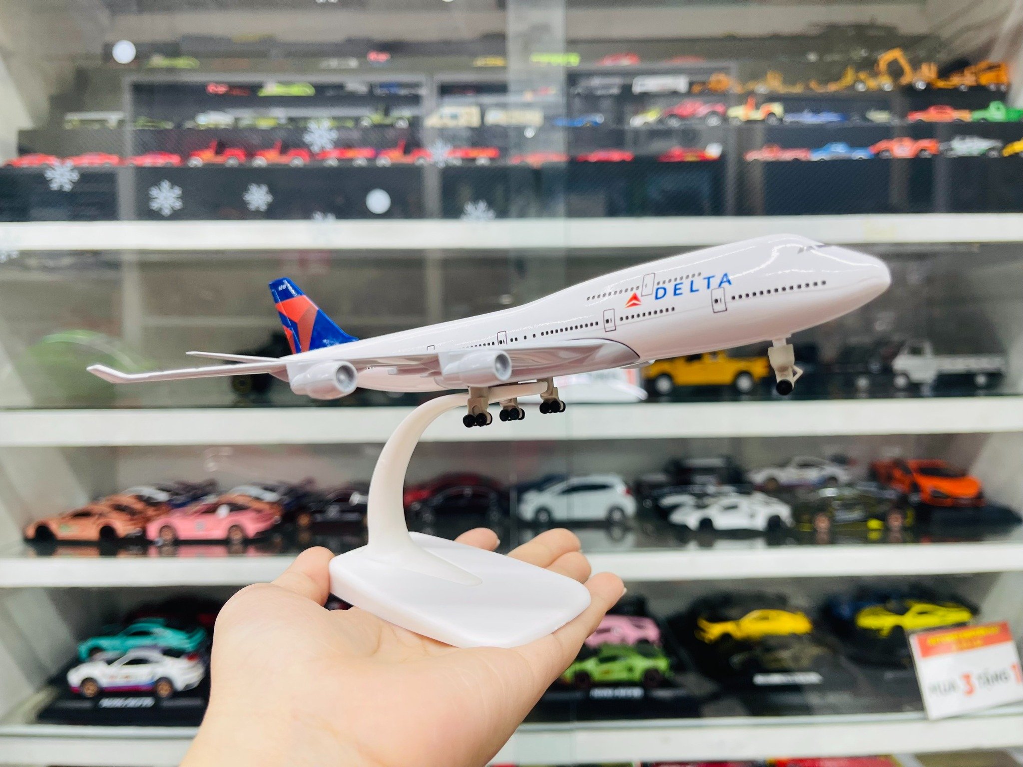  Mô hình máy bay Macon Georgia USA Delta Airlines Boeing B747 có bánh xe 20cm MB20049 