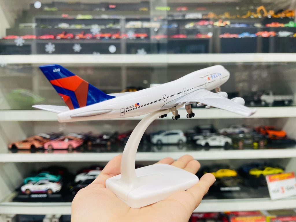 Mô hình máy bay Macon Georgia USA Delta Airlines Boeing B747 có bánh xe 20cm MB20049
