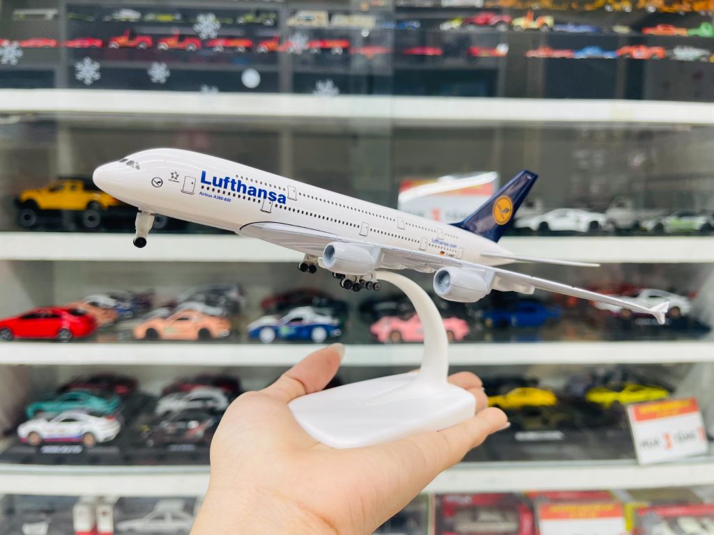 Mô hình máy bay Germany Lufthansa Airbus A380 có bánh xe 20cm MB20050