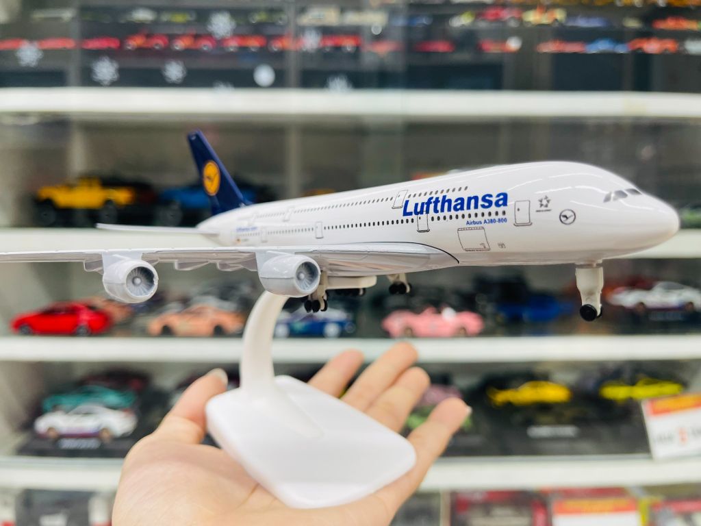 Mô hình máy bay Germany Lufthansa Airbus A380 có bánh xe 20cm MB20050