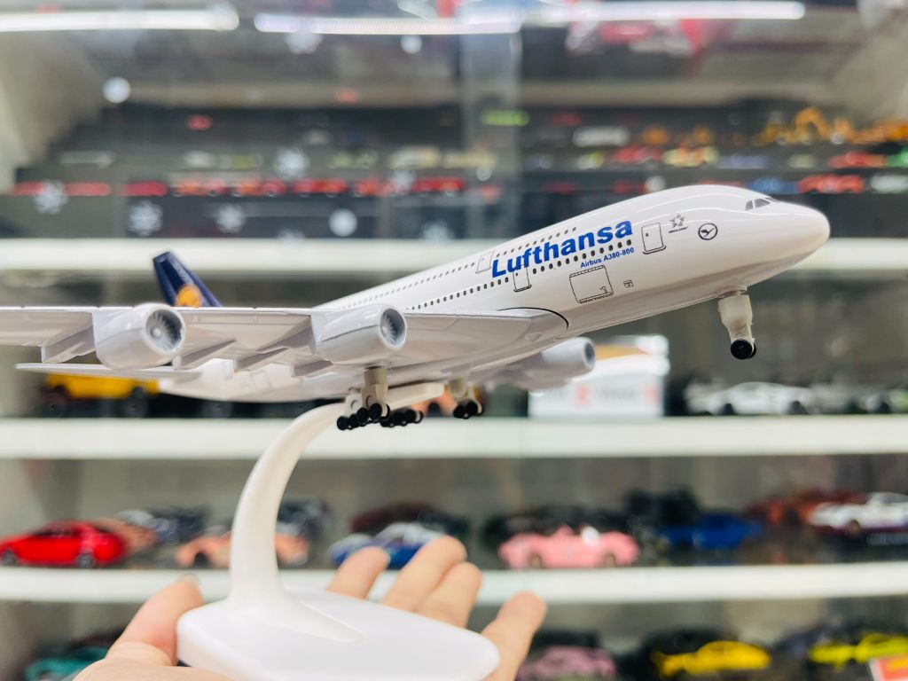 Mô hình máy bay Germany Lufthansa Airbus A380 có bánh xe 20cm MB20050