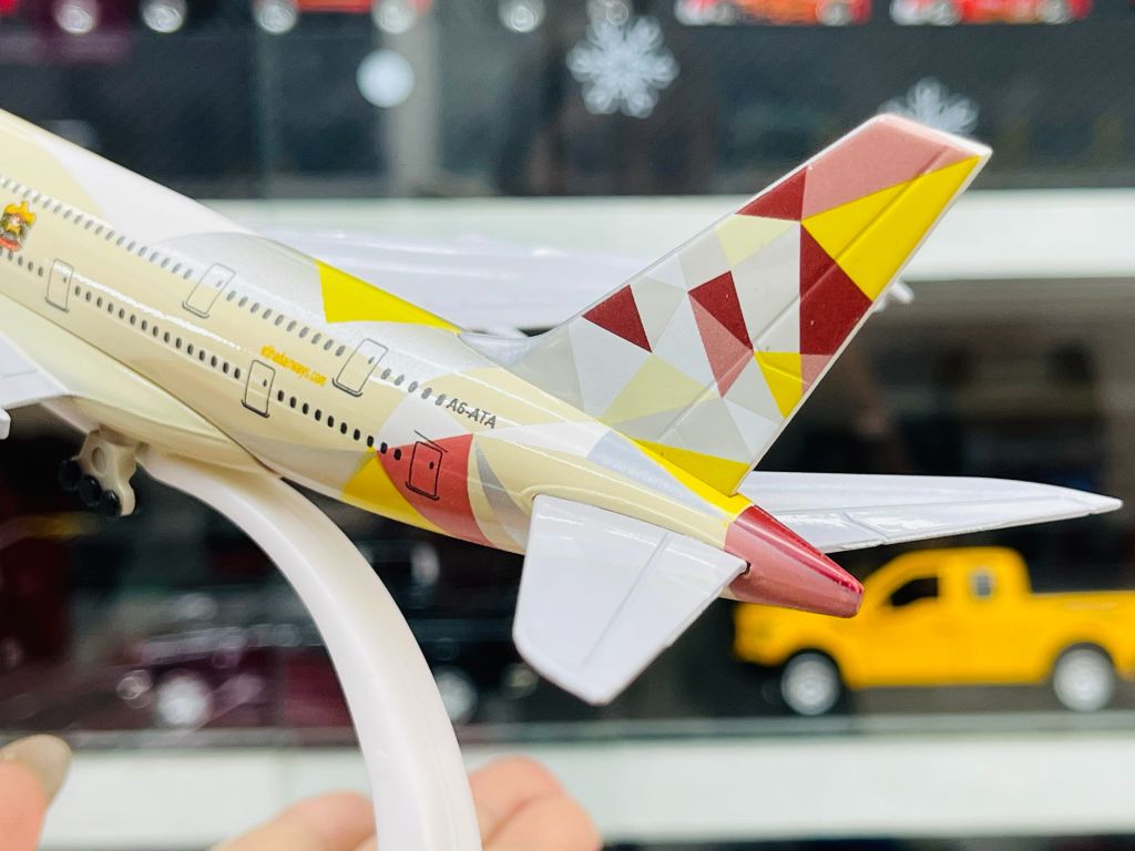 Mô hình máy bay Abu Dhab Ả Rập Etihad Airbus A380 có bánh xe 20cm MB20051