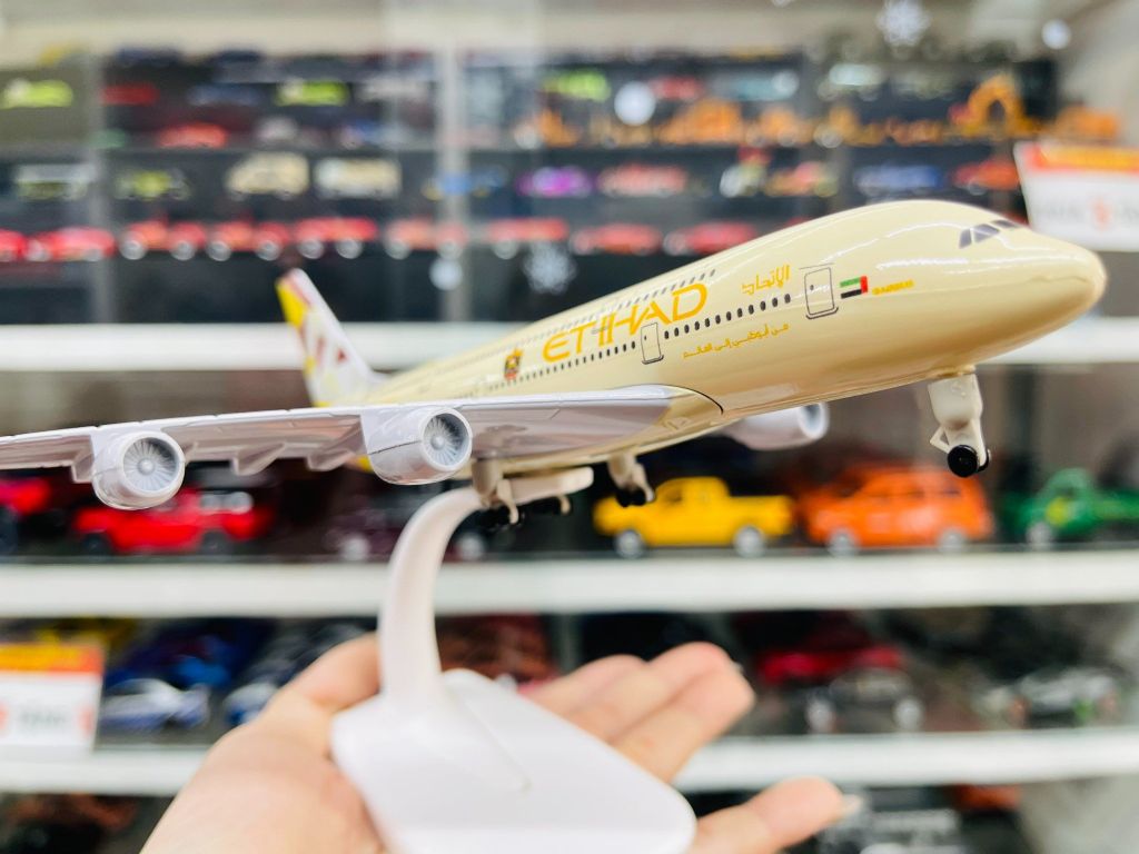 Mô hình máy bay Abu Dhab Ả Rập Etihad Airbus A380 có bánh xe 20cm MB20051