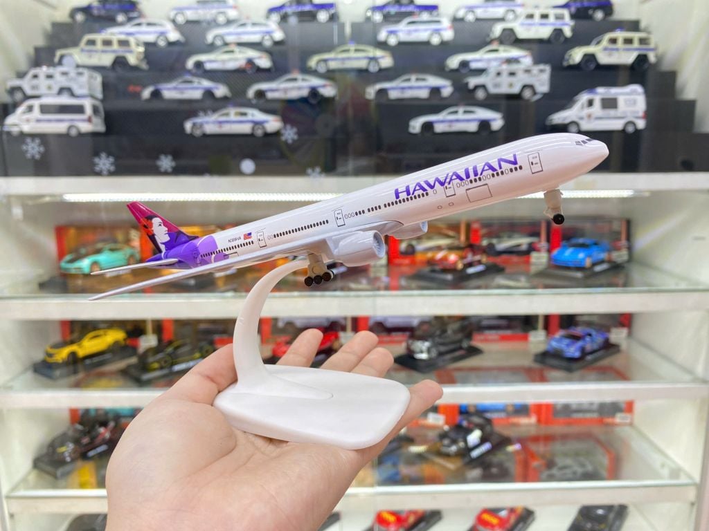 Mô hình máy bay Hawaiian Airlines Boeing B777 có bánh xe 20cm MB20054