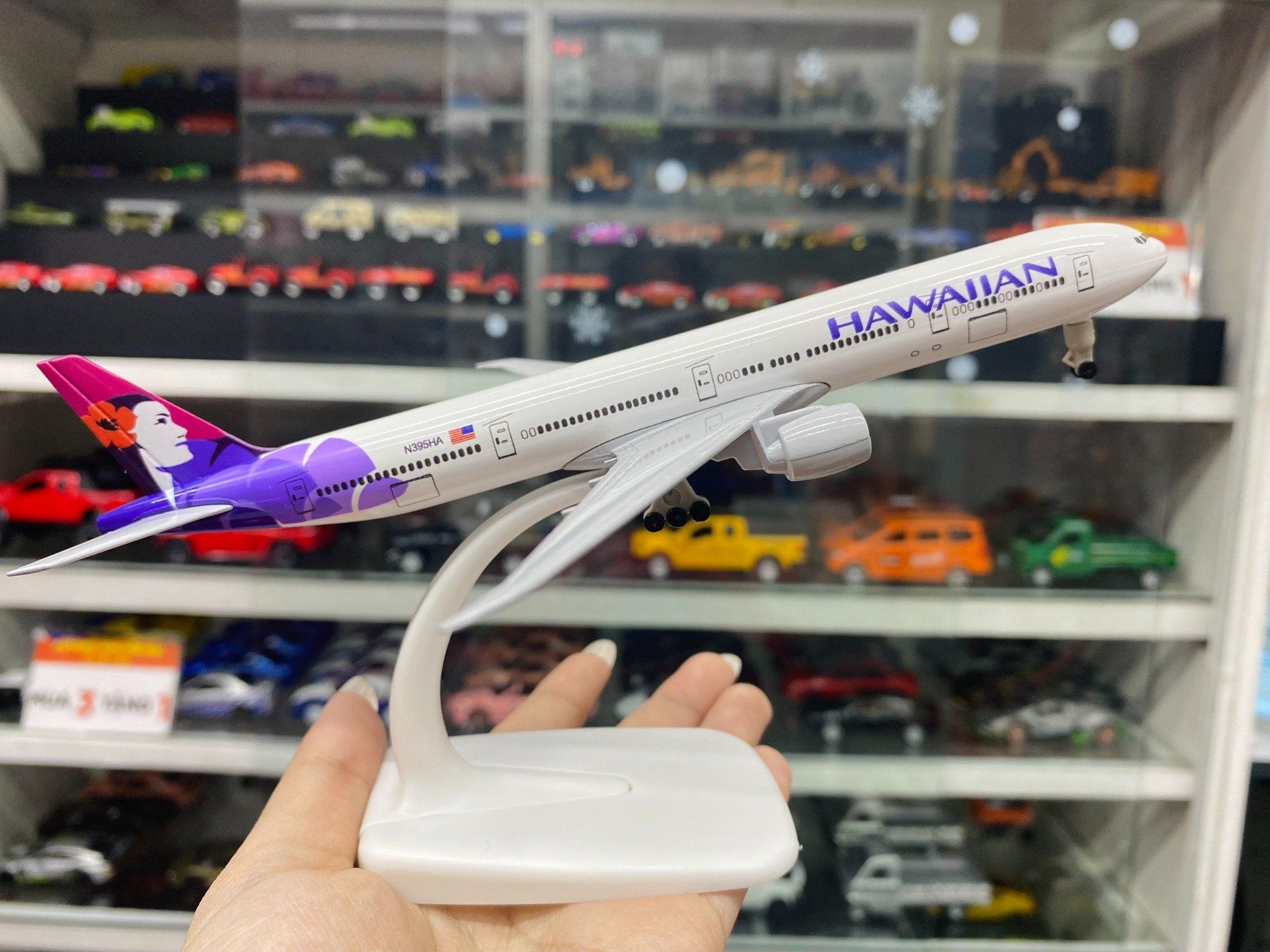  Mô hình máy bay Hawaiian Airlines Boeing B777 có bánh xe 20cm MB20054 