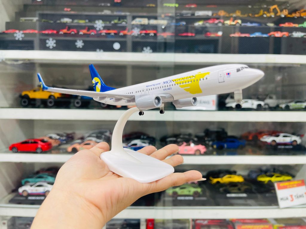 Mô hình máy bay Mông cổ MIAT Mongolian Airlines Boeing B737 có bánh xe 20cm MB20055