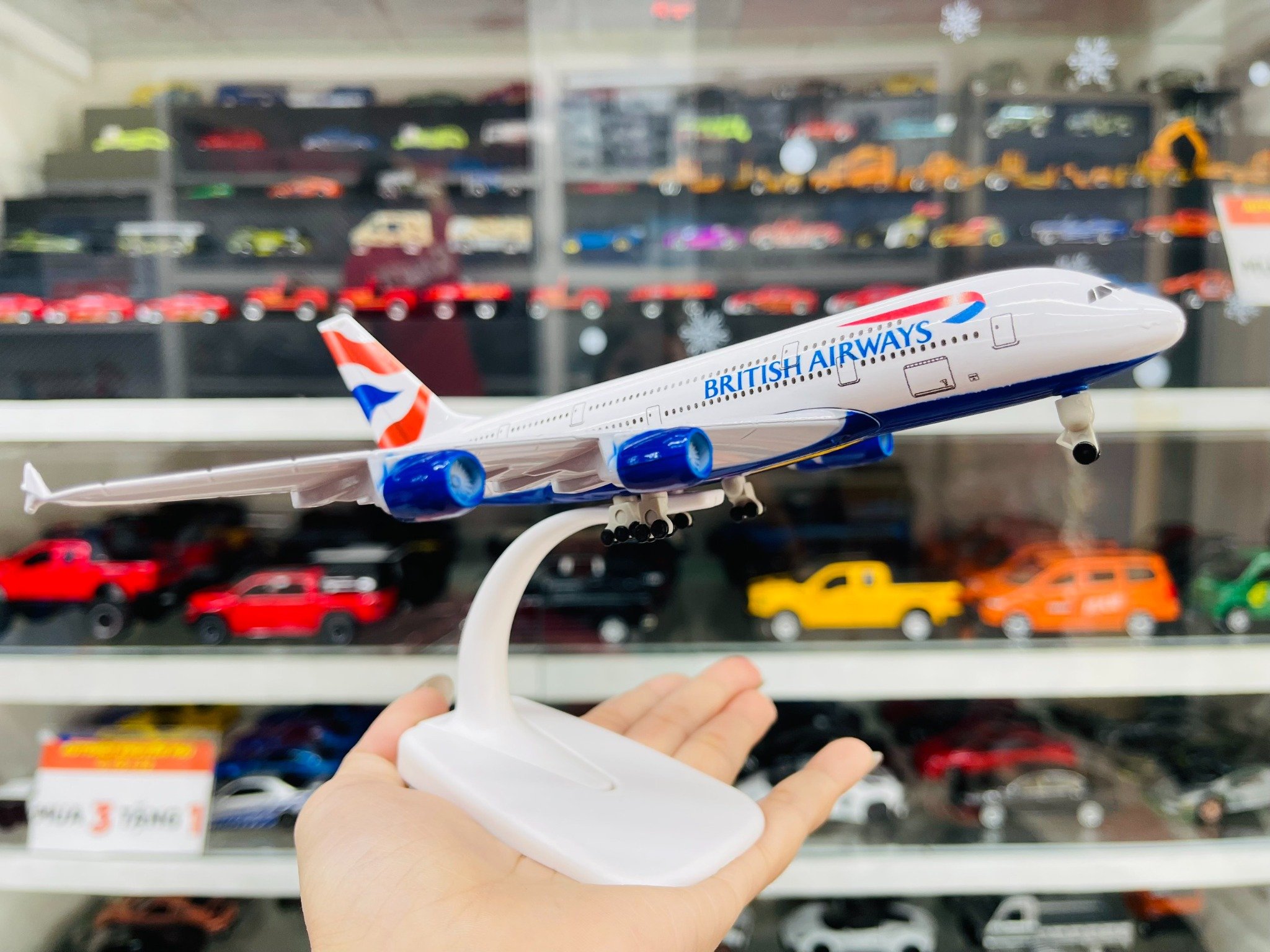  Mô hình máy bay Anh Quốc British Airways Airbus A380 có bánh xe MB20057 