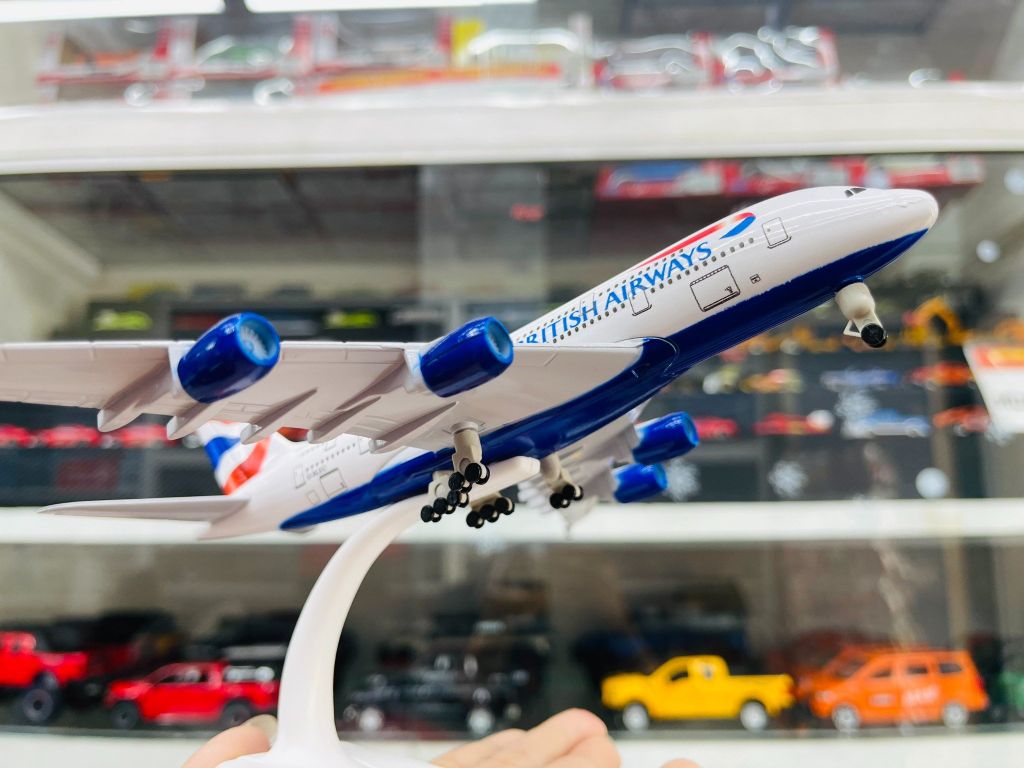 Mô hình máy bay Anh Quốc British Airways Airbus A380 có bánh xe MB20057