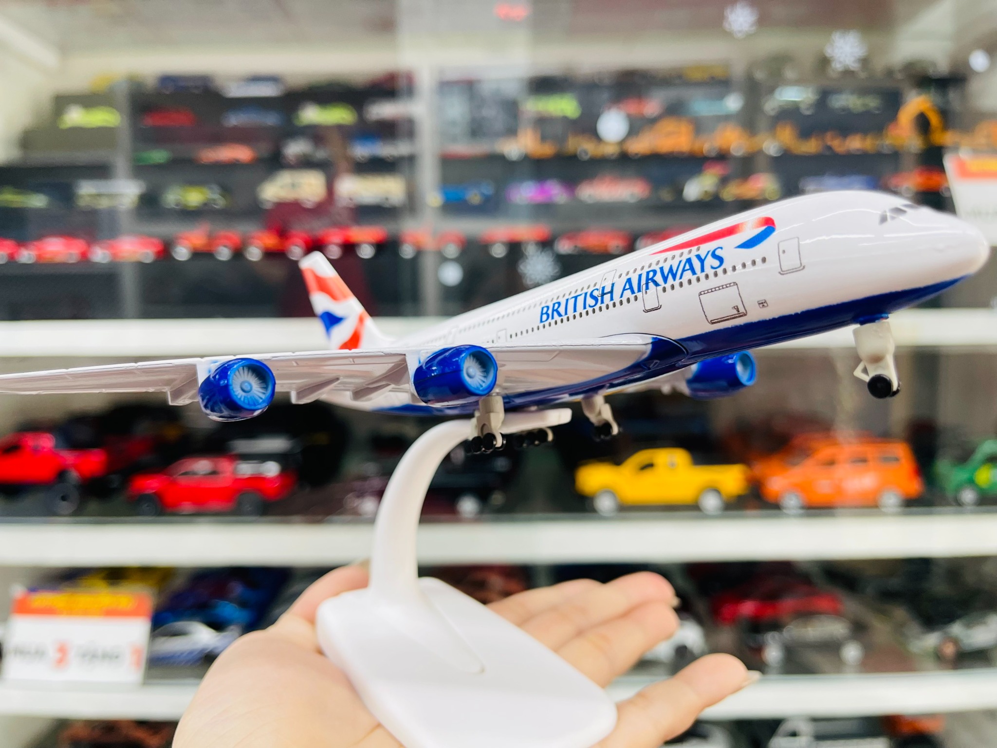  Mô hình máy bay Anh Quốc British Airways dòng A A380 có bánh xe MB20057 