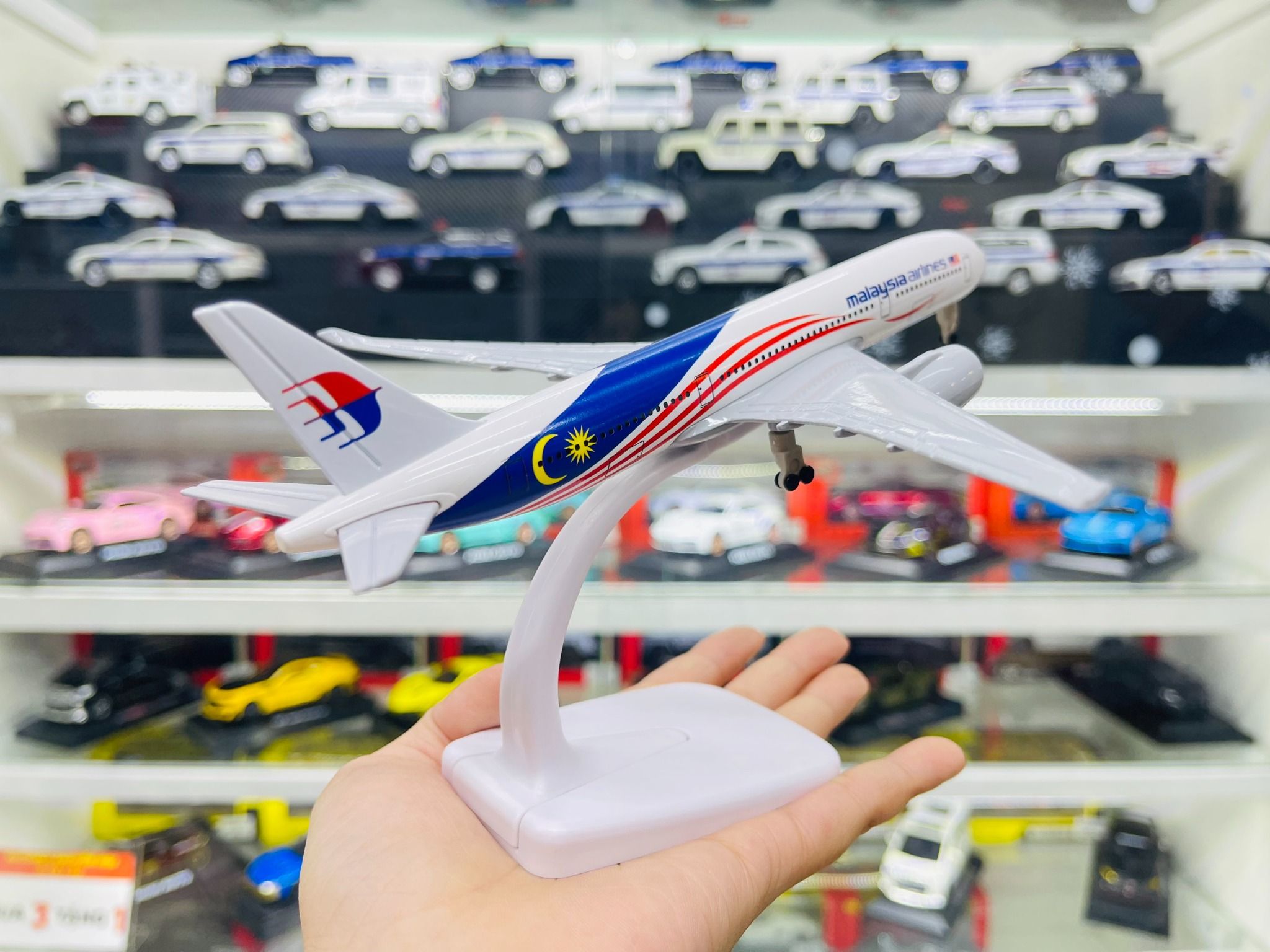  Mô hình máy bay Malaysia Airlines Negaraku Livery Airbus A350 có bánh xe MB20058 