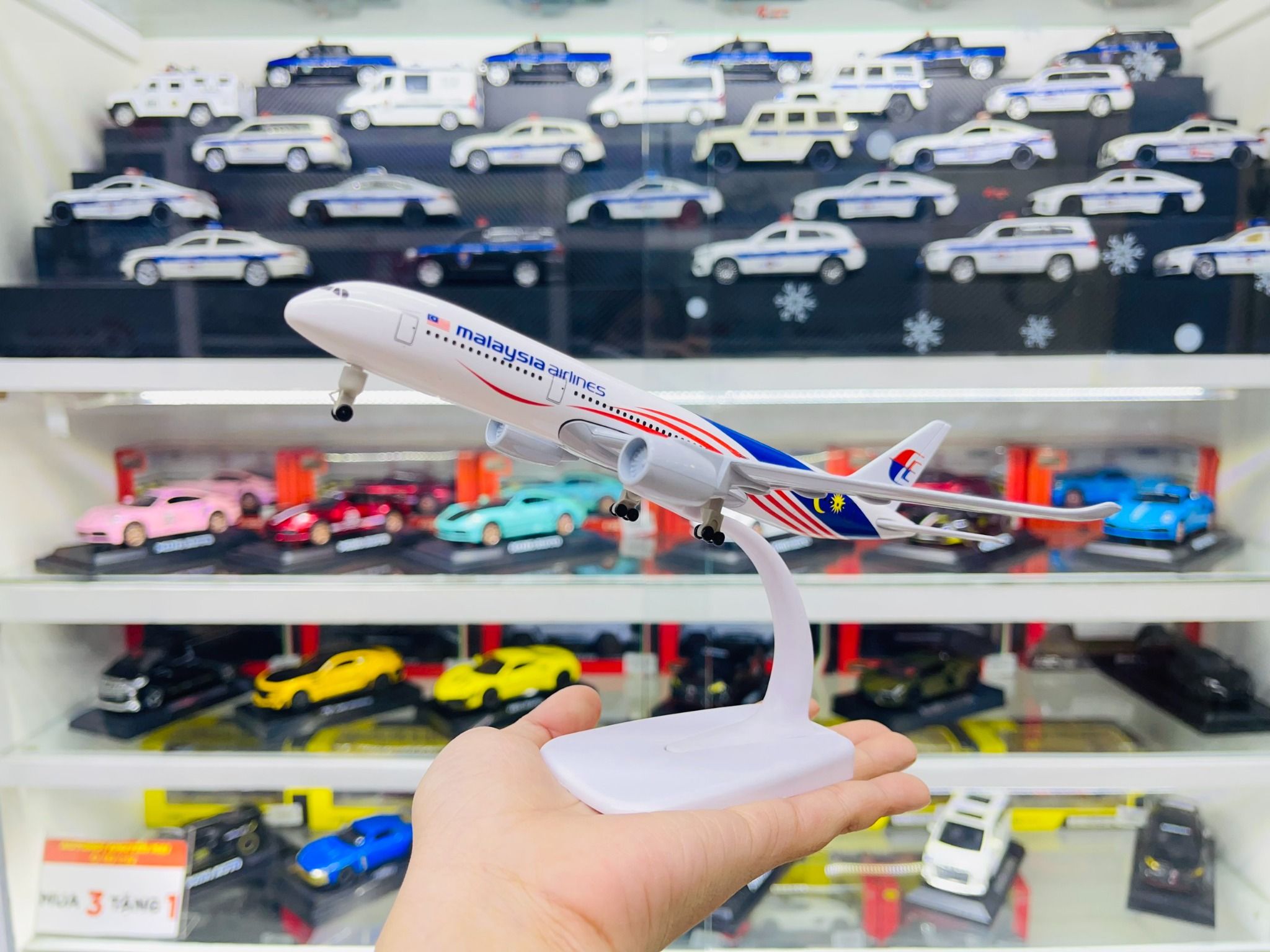  Mô hình máy bay Malaysia Airlines Negaraku Livery Airbus A350 có bánh xe MB20058 