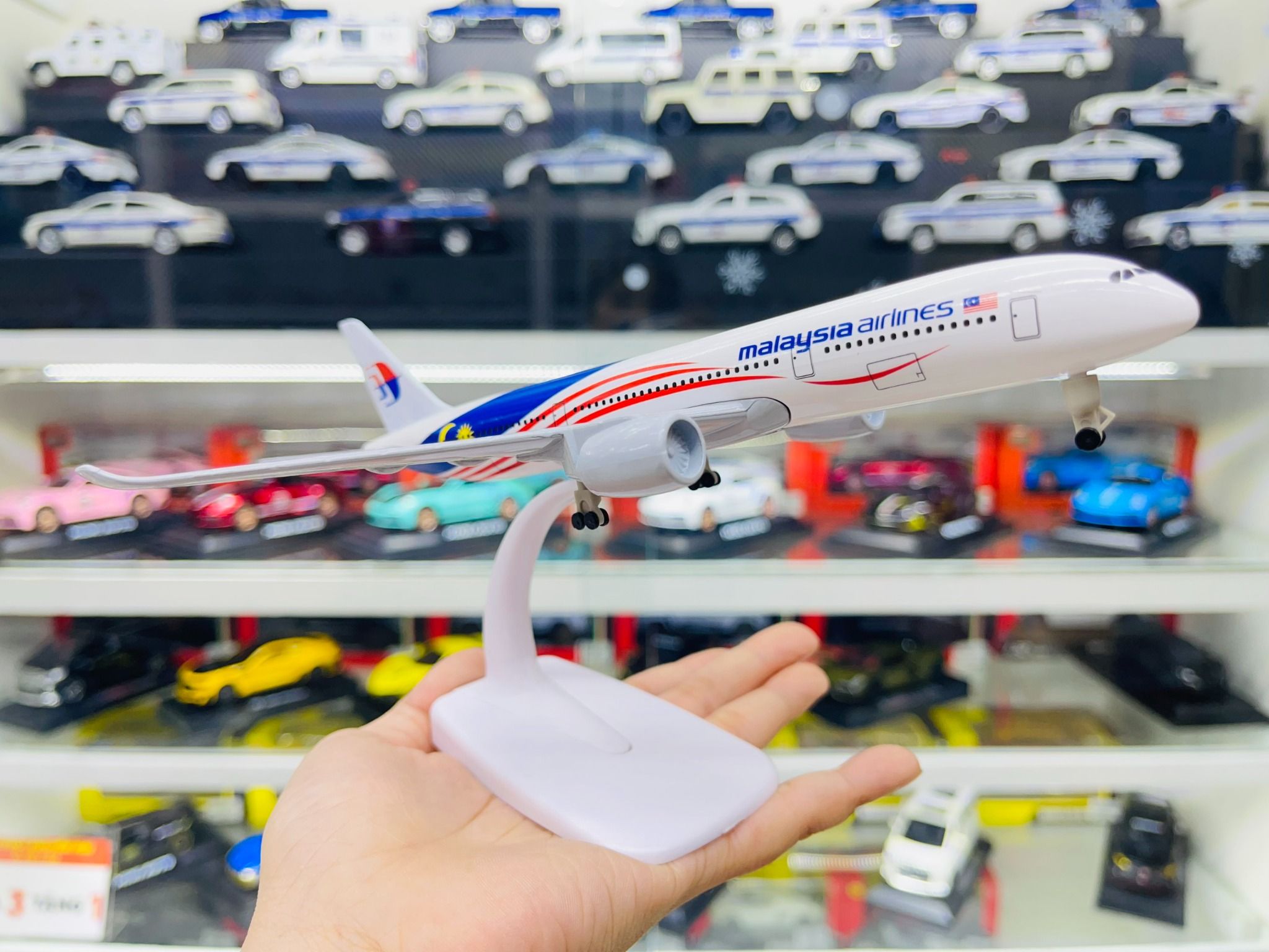  Mô hình máy bay Malaysia Airlines Negaraku Livery Airbus A350 có bánh xe MB20058 