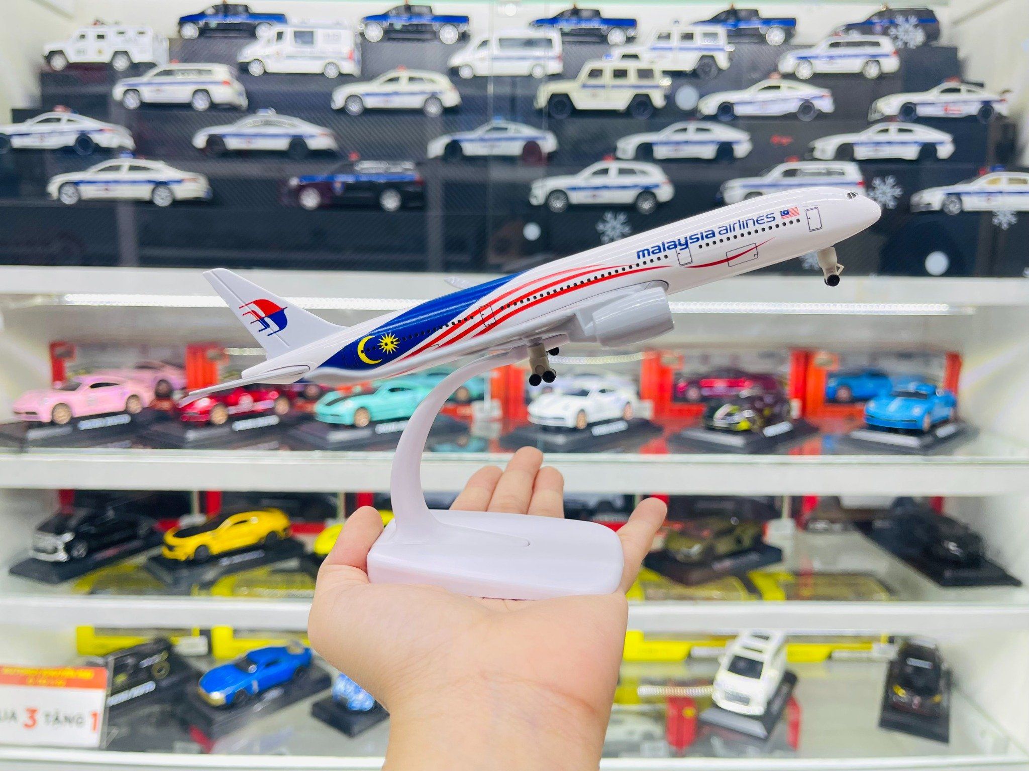  Mô hình máy bay Malaysia Airlines Negaraku Livery Airbus A350 có bánh xe MB20058 