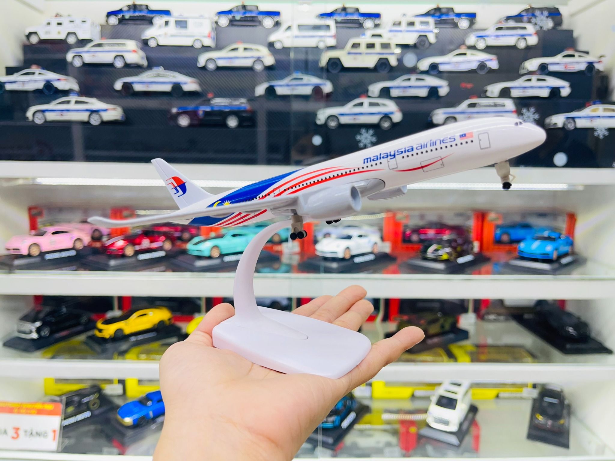  Mô hình máy bay Malaysia Airlines Negaraku Livery Airbus A350 có bánh xe MB20058 