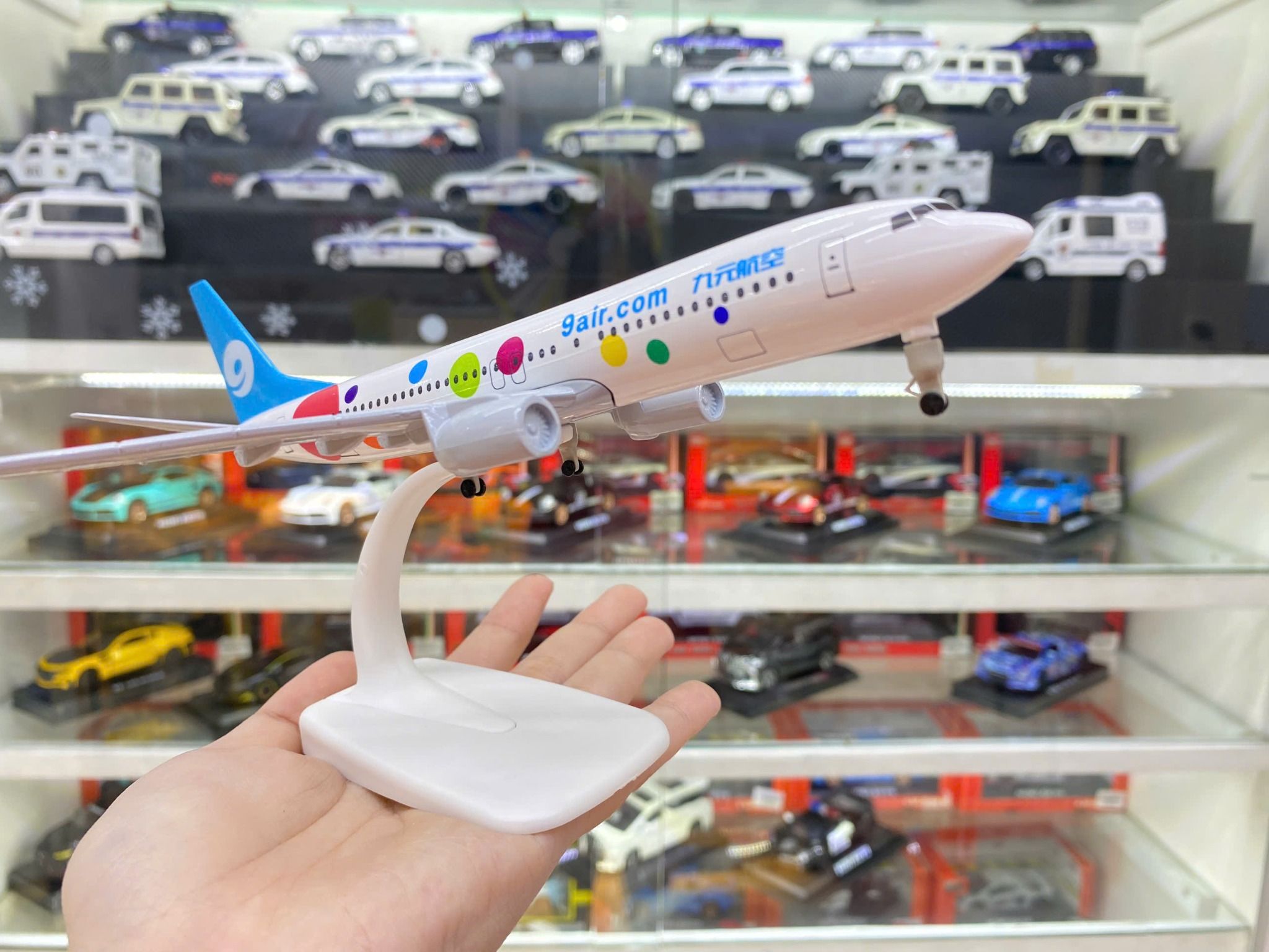  Mô hình máy bay China 9 Air.com Guangzhou Baiyun Boeing B737 20cm có bánh xe MB20059 