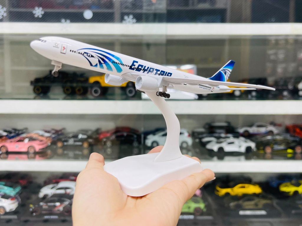 Mô hình máy bay Ai Cập Egyptair Boeing B777 có bánh xe 20cm MB20060