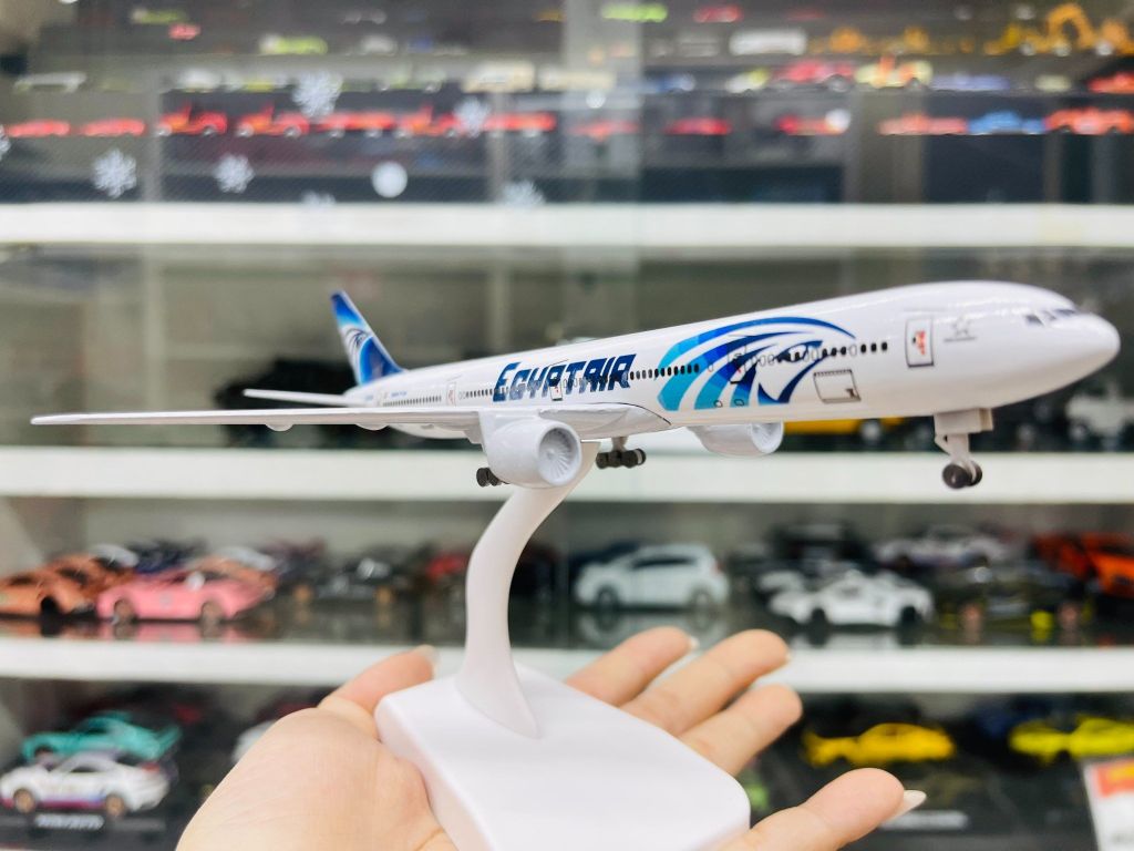 Mô hình máy bay Ai Cập Egyptair Boeing B777 có bánh xe 20cm MB20060