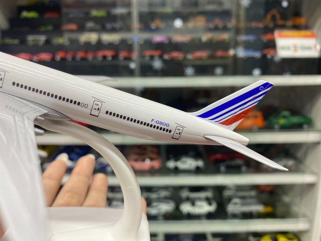 Mô hình máy bay Air France Boeing B777 20cm MB20061