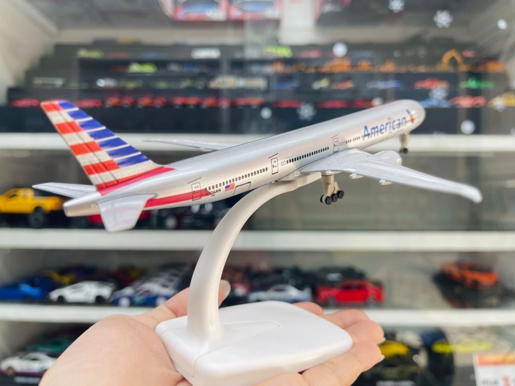 Mô hình máy bay American Airlines Boeing B777 có bánh xe 20cm MB20063