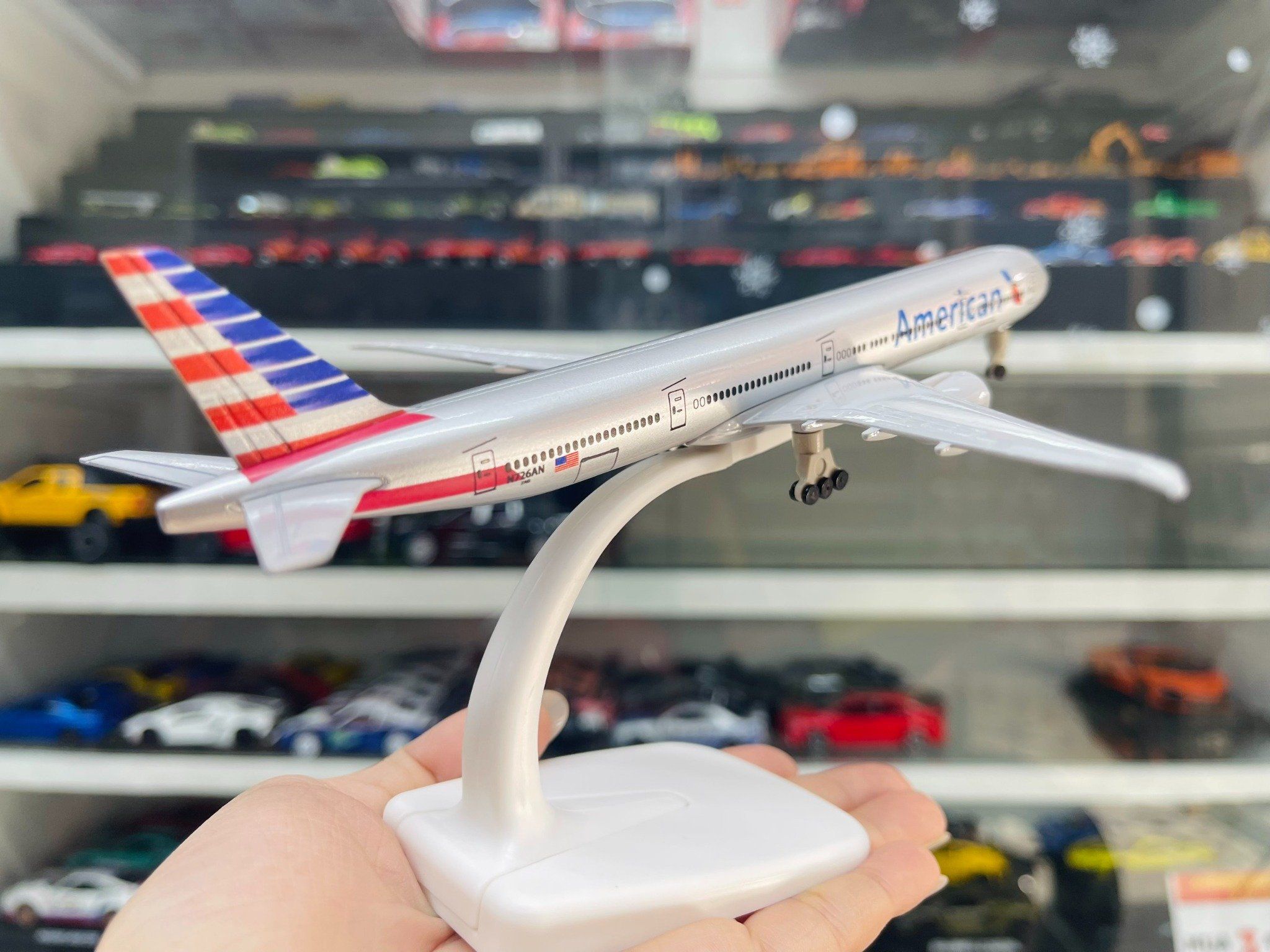  Mô hình máy bay American Airlines Boeing B777 có bánh xe 20cm MB20063 