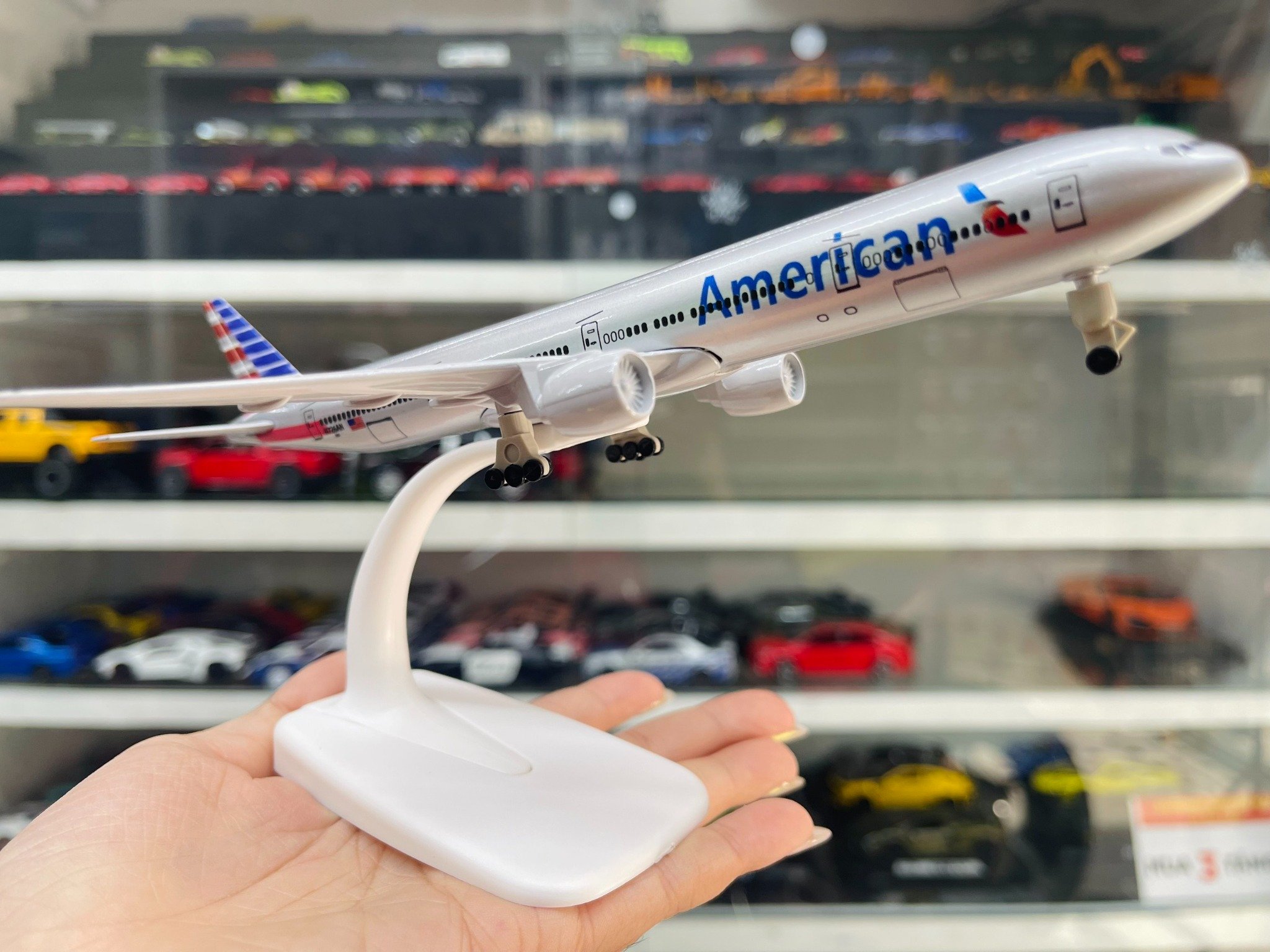  Mô hình máy bay American Airlines Boeing B777 có bánh xe 20cm MB20063 