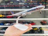  Mô hình máy bay American Airlines Boeing B777 có bánh xe 20cm MB20063 