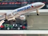 Mô hình máy bay American Airlines Boeing B777 có bánh xe 20cm MB20063 