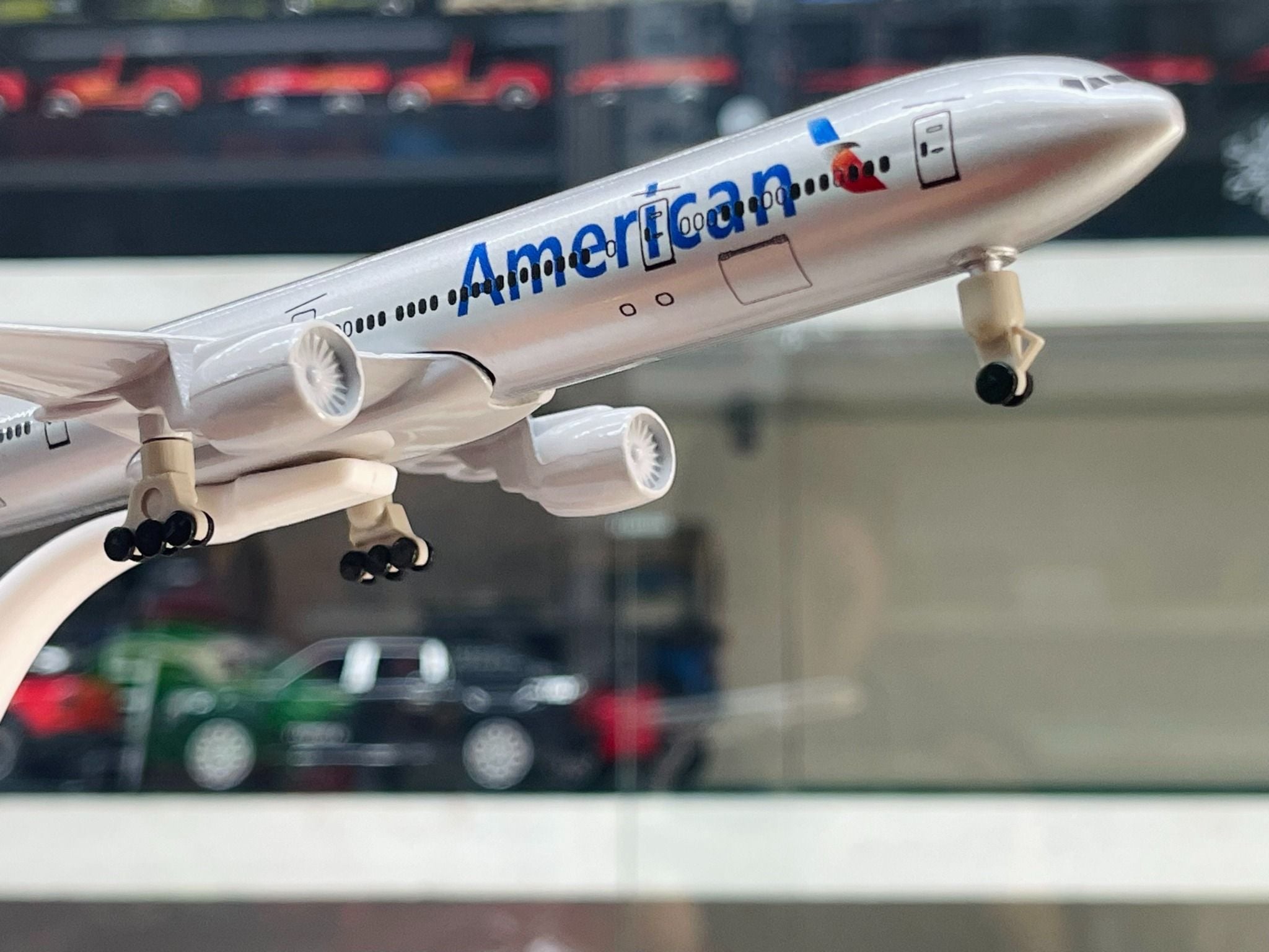  Mô hình máy bay American Airlines Boeing B777 có bánh xe 20cm MB20063 