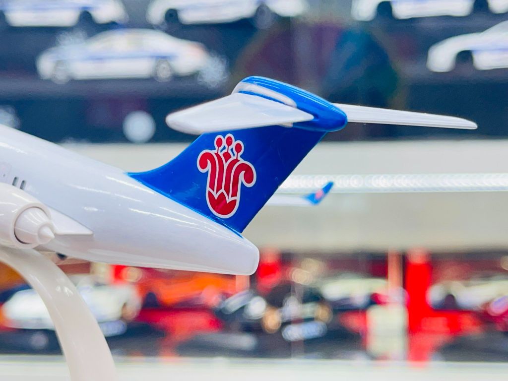 Mô hình máy bay China Southern ARJ21 có bánh xe 20cm MB20064
