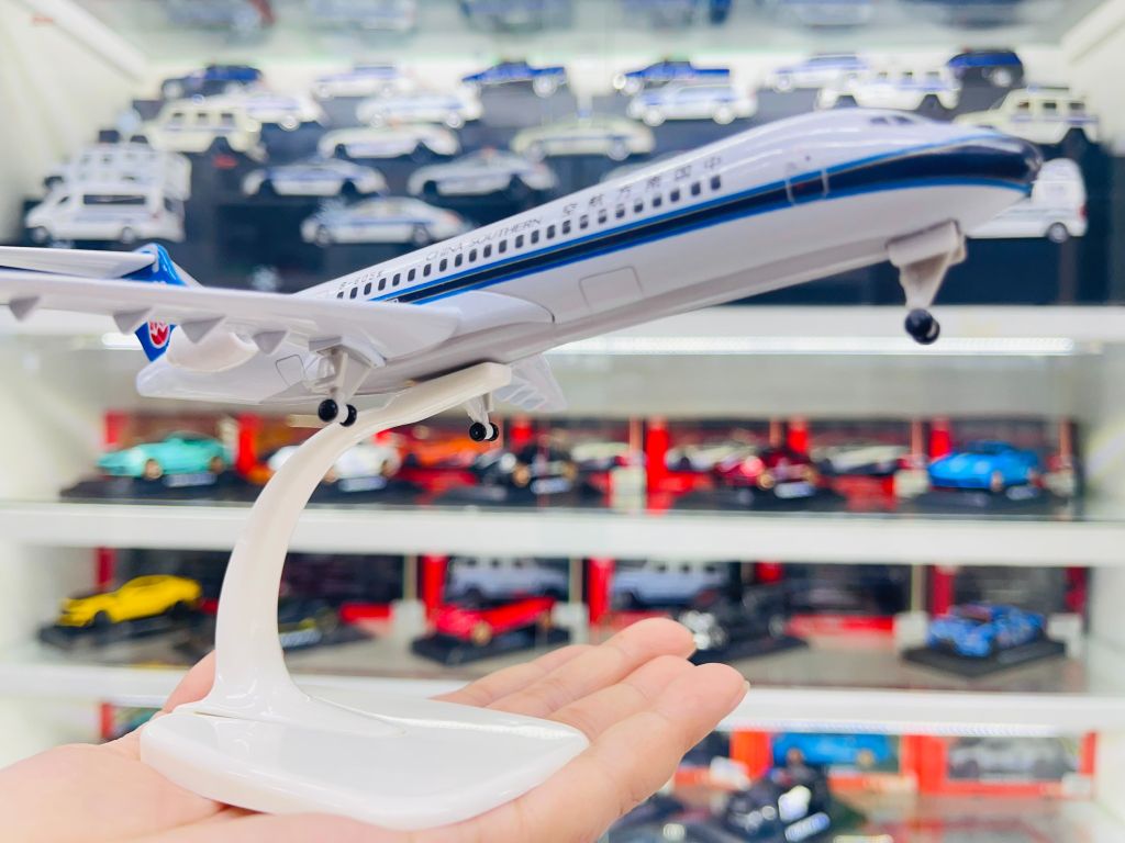 Mô hình máy bay China Southern ARJ21 có bánh xe 20cm MB20064
