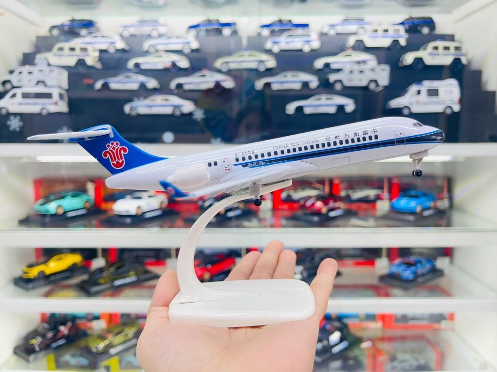 Mô hình máy bay China Southern ARJ21 có bánh xe 20cm MB20064