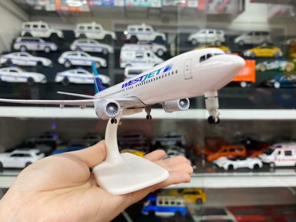 Mô hình máy bay WestJet Boeing B737 có bánh xe 20cm MB20067