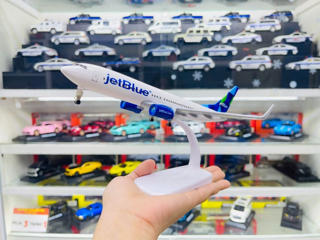 Mô hình máy bay JetBlue Airways Boeing B737 có bánh xe 20cm MB20068