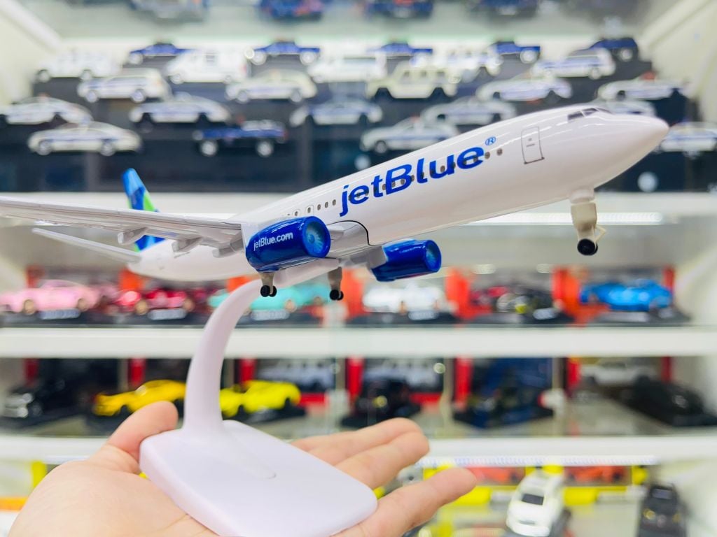 Mô hình máy bay JetBlue Airways Boeing B737 có bánh xe 20cm MB20068