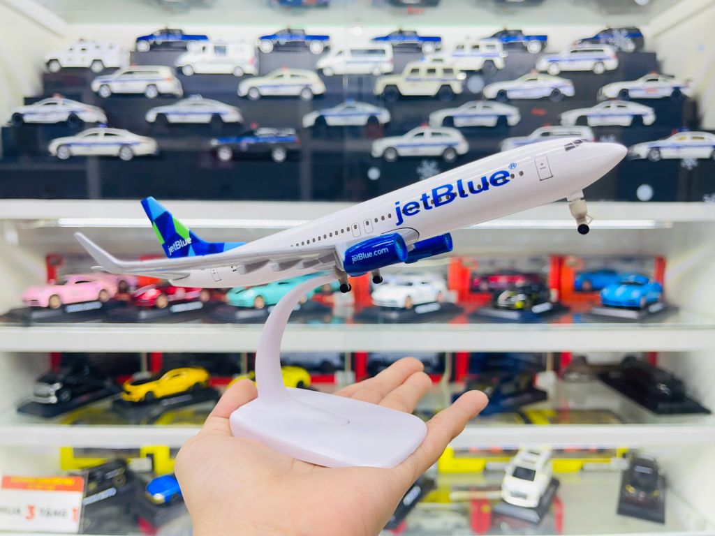 Mô hình máy bay JetBlue Airways Boeing B737 có bánh xe 20cm MB20068