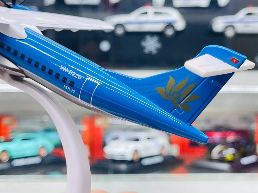 Mô hình máy bay cánh quạt Vietnam Airlines ATR 20cm MB20069