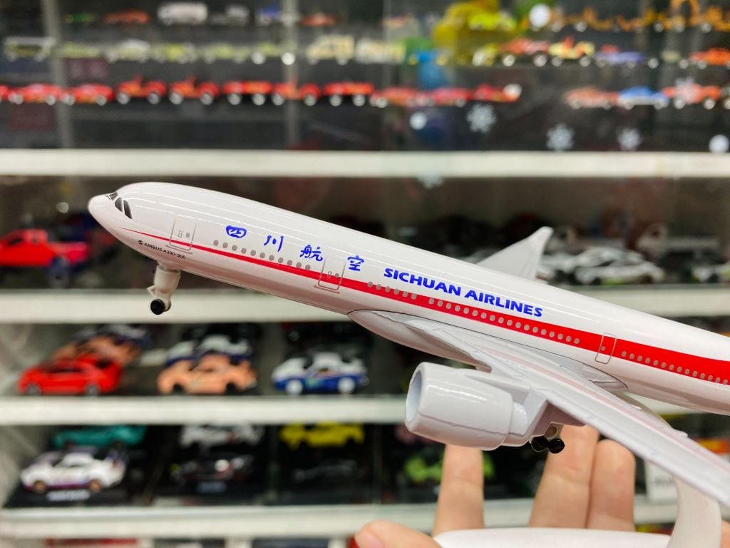 Mô hình máy bay Hãng Hàng Không Tứ Xuyên Airbus Sichuan A330 có bánh xe 20cm MB20073