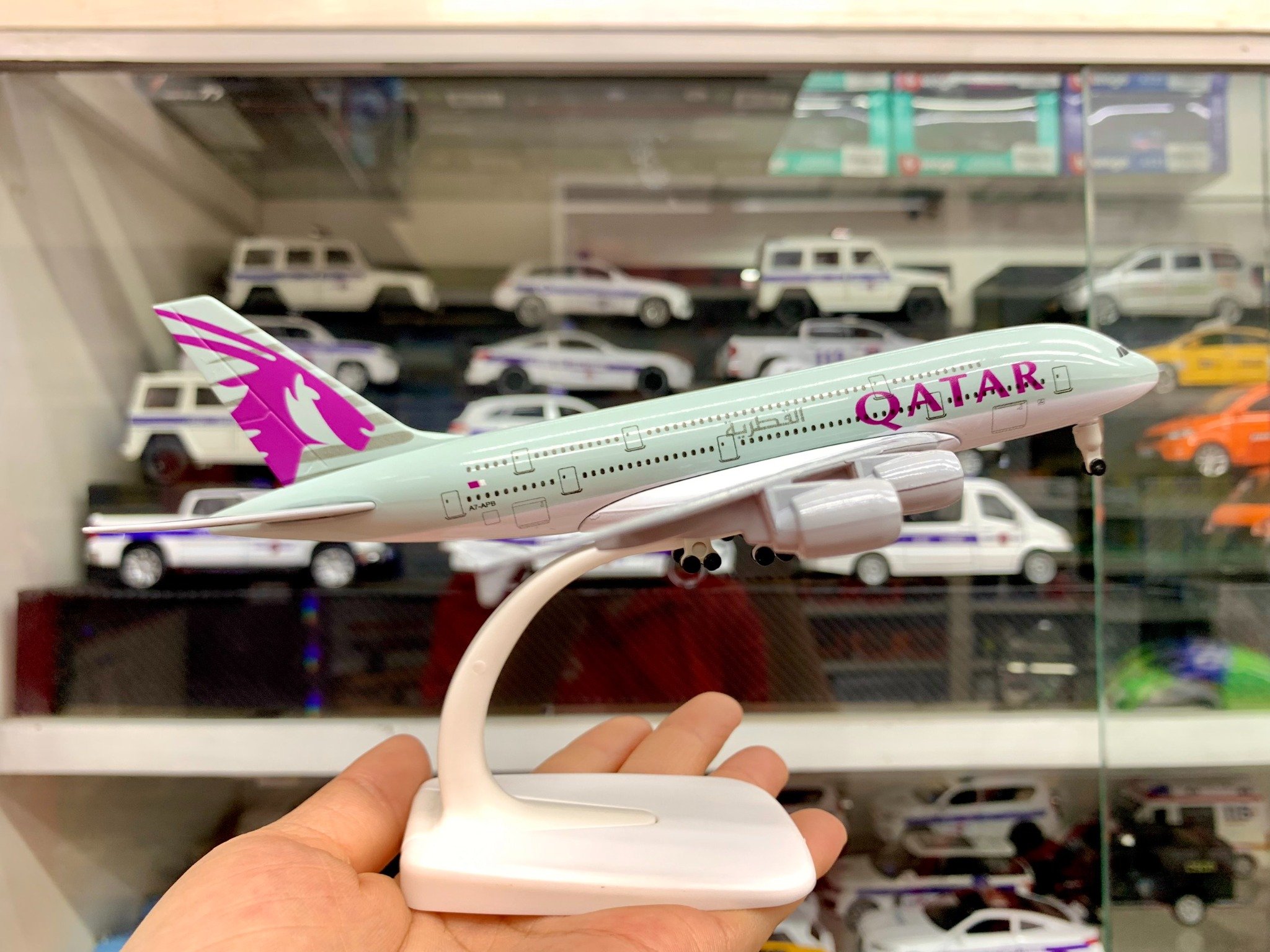  Mô hình máy bay Qatar Airbus A380 20cm MB20075 