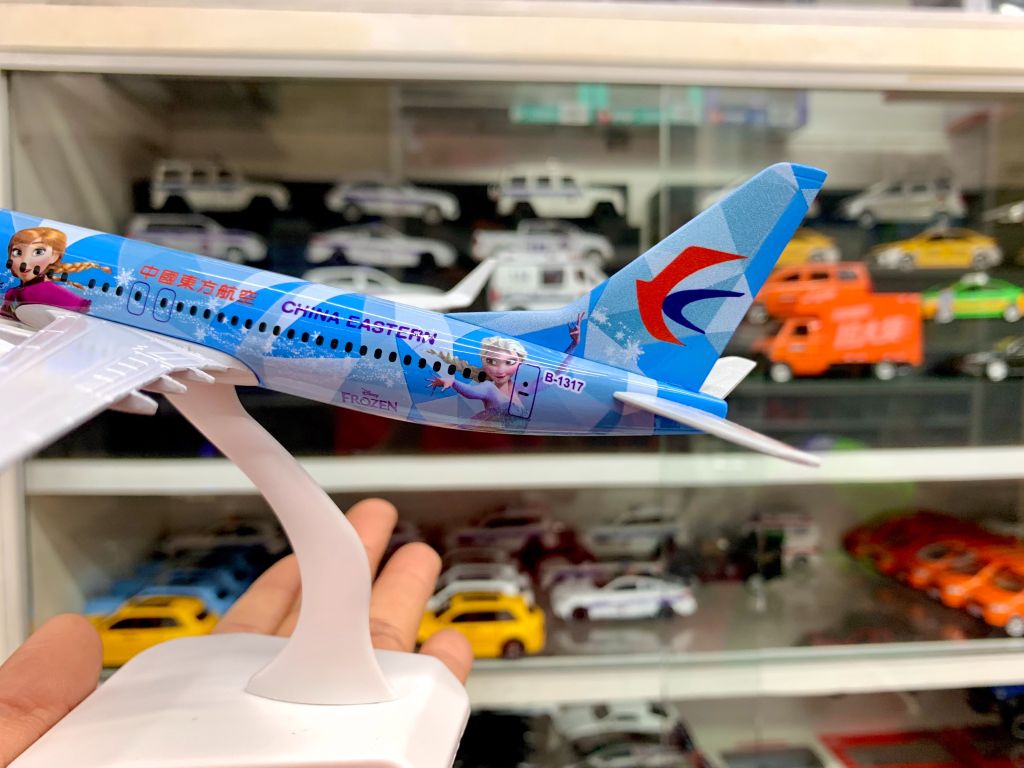 Mô hình máy bay China Eastern Boeing B737 kích thước 20cm MB20078