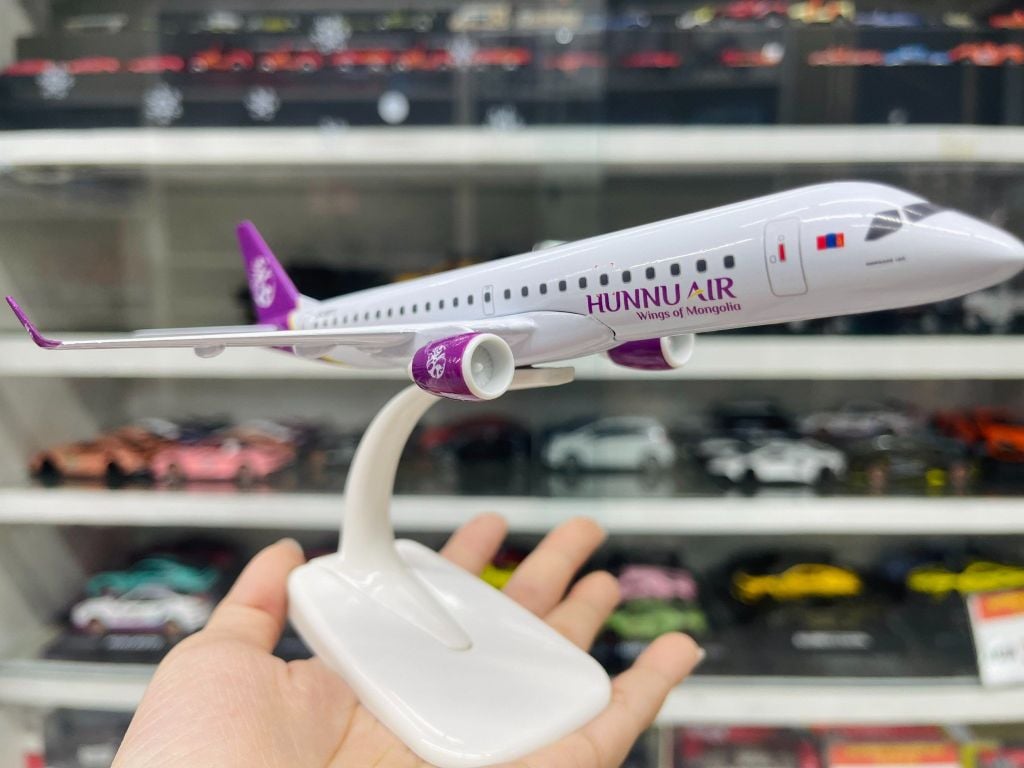 Mô hình máy bay Mông Cổ Hunnu Air Embraer E190 kích thước 20cm MB20081
