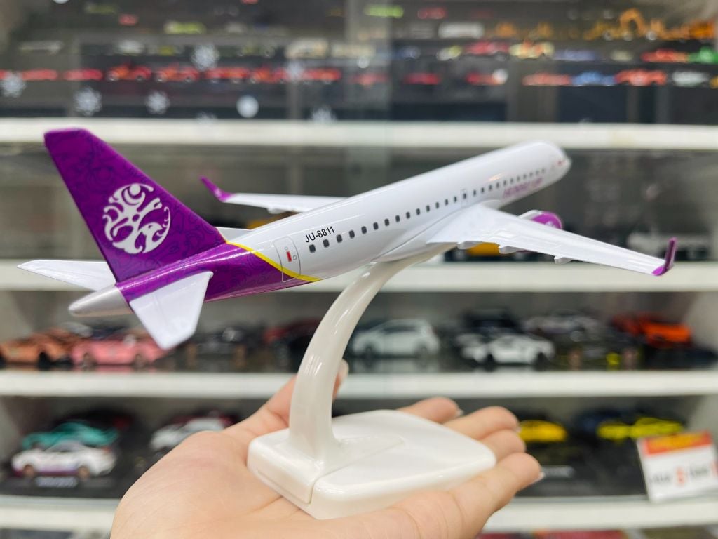 Mô hình máy bay Mông Cổ Hunnu Air Embraer E190 kích thước 20cm MB20081