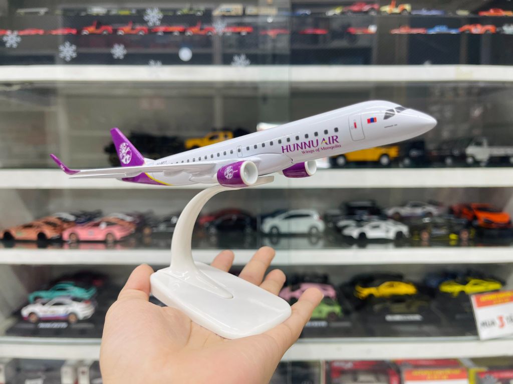 Mô hình máy bay Mông Cổ Hunnu Air Embraer E190 kích thước 20cm MB20081