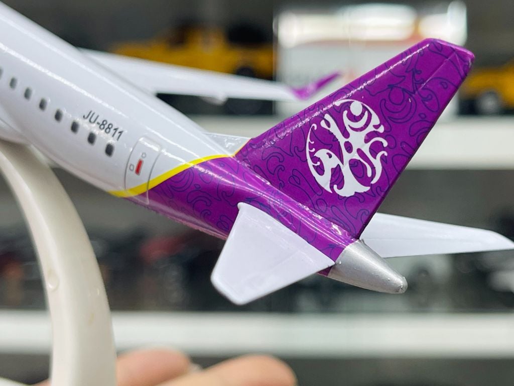 Mô hình máy bay Mông Cổ Hunnu Air Embraer E190 kích thước 20cm MB20081