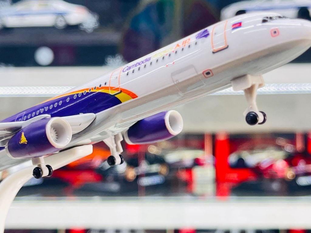 Mô hình máy bay Cambodia Angkor Air Airbus A321 kích thước 20cm MB20082
