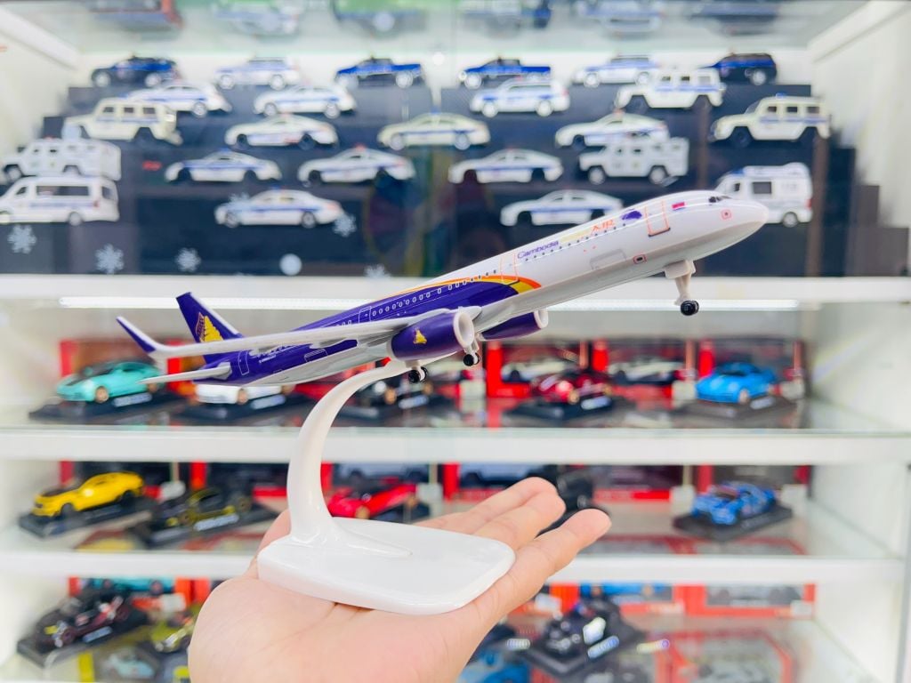 Mô hình máy bay Cambodia Angkor Air Airbus A321 kích thước 20cm MB20082