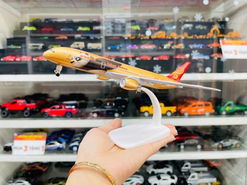 Mô hình máy bay Hainan Panda Boeing B787 gold kích thước 20cm MB20090