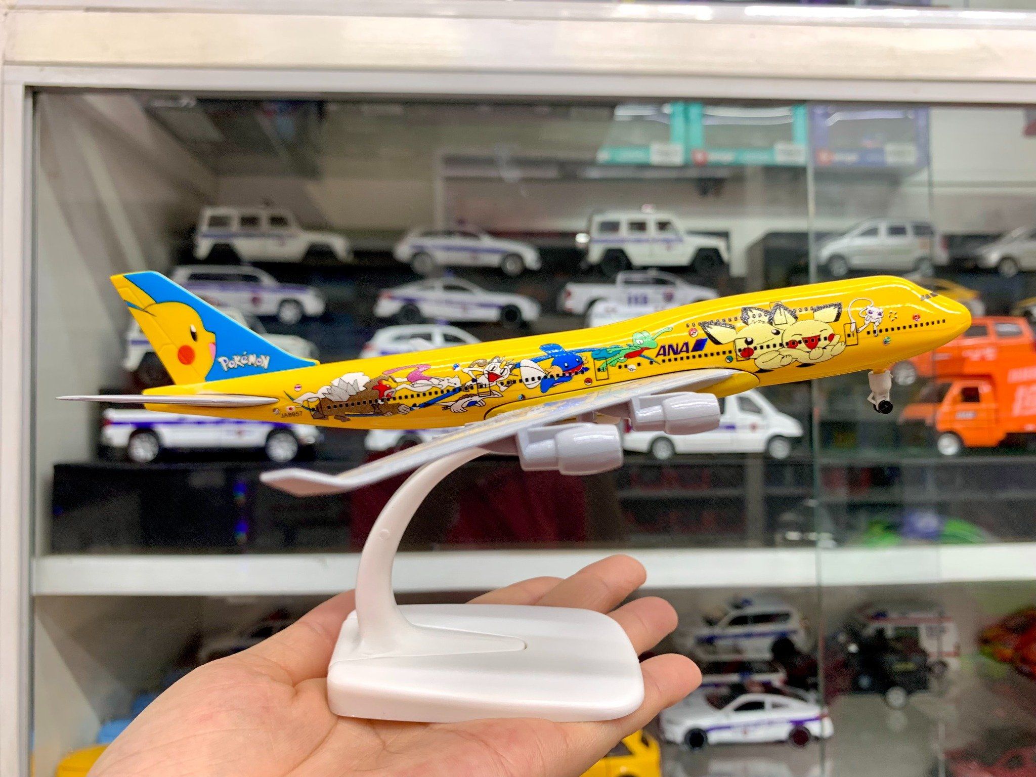  Mô hình máy bay ANA Pikachu Boeing B747 kích thước 20cm MB20092 